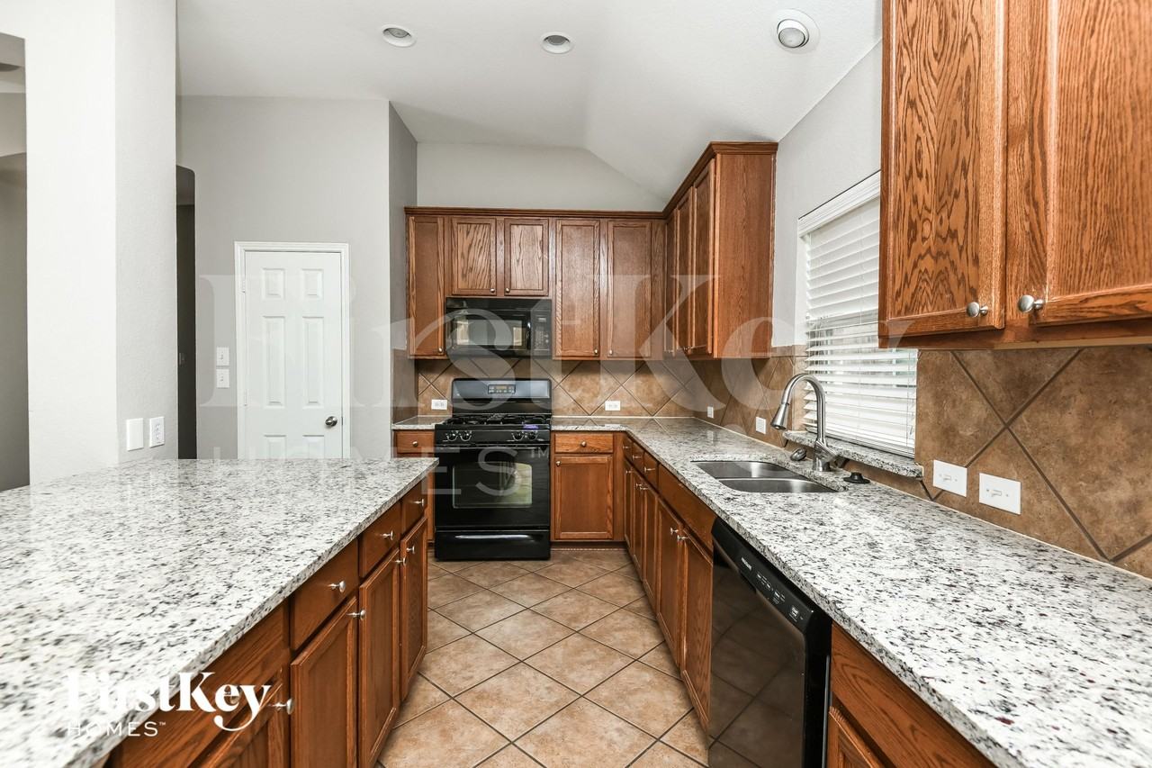 423 Hackberry Dr - Photo 5 of 15