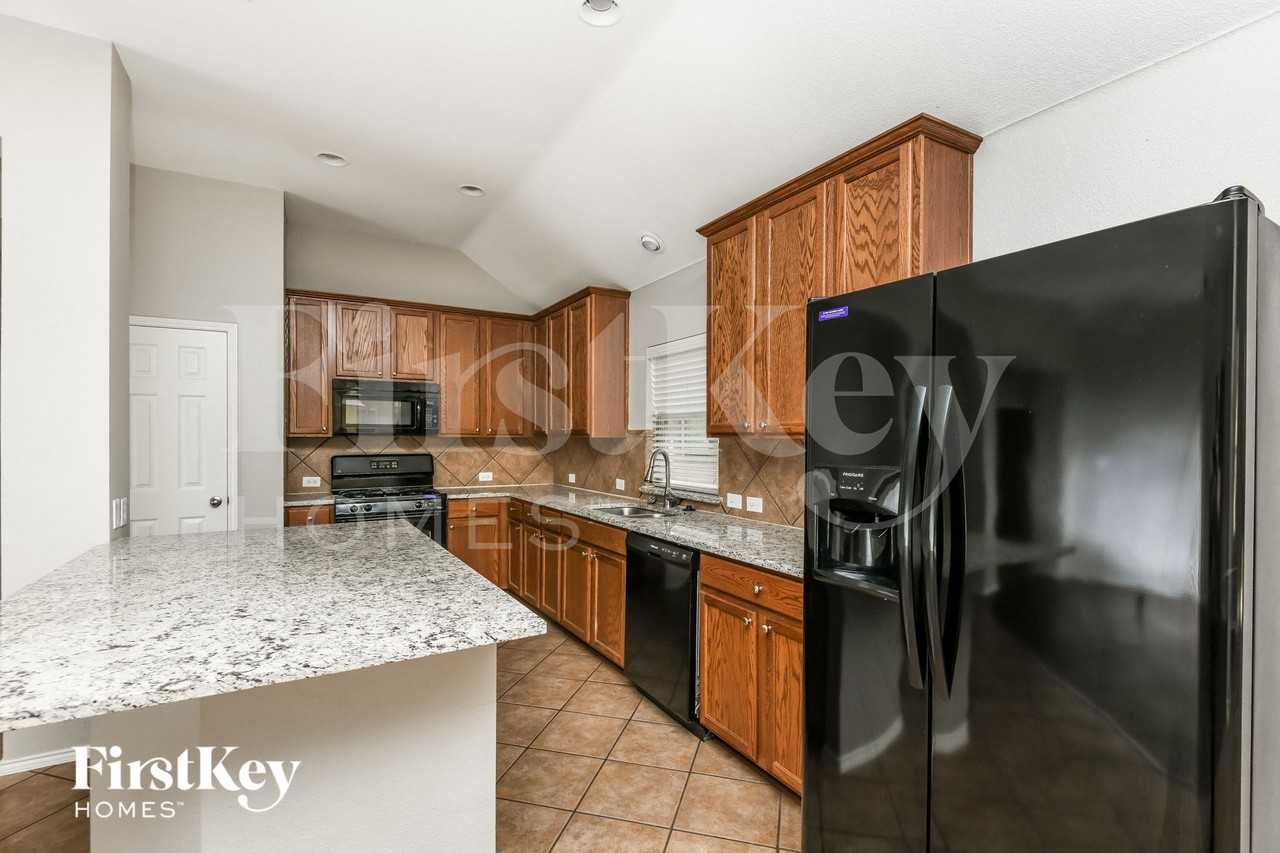 423 Hackberry Dr - Photo 6 of 15