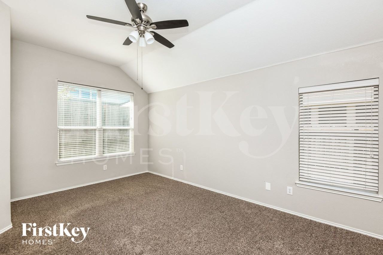 423 Hackberry Dr - Photo 7 of 15