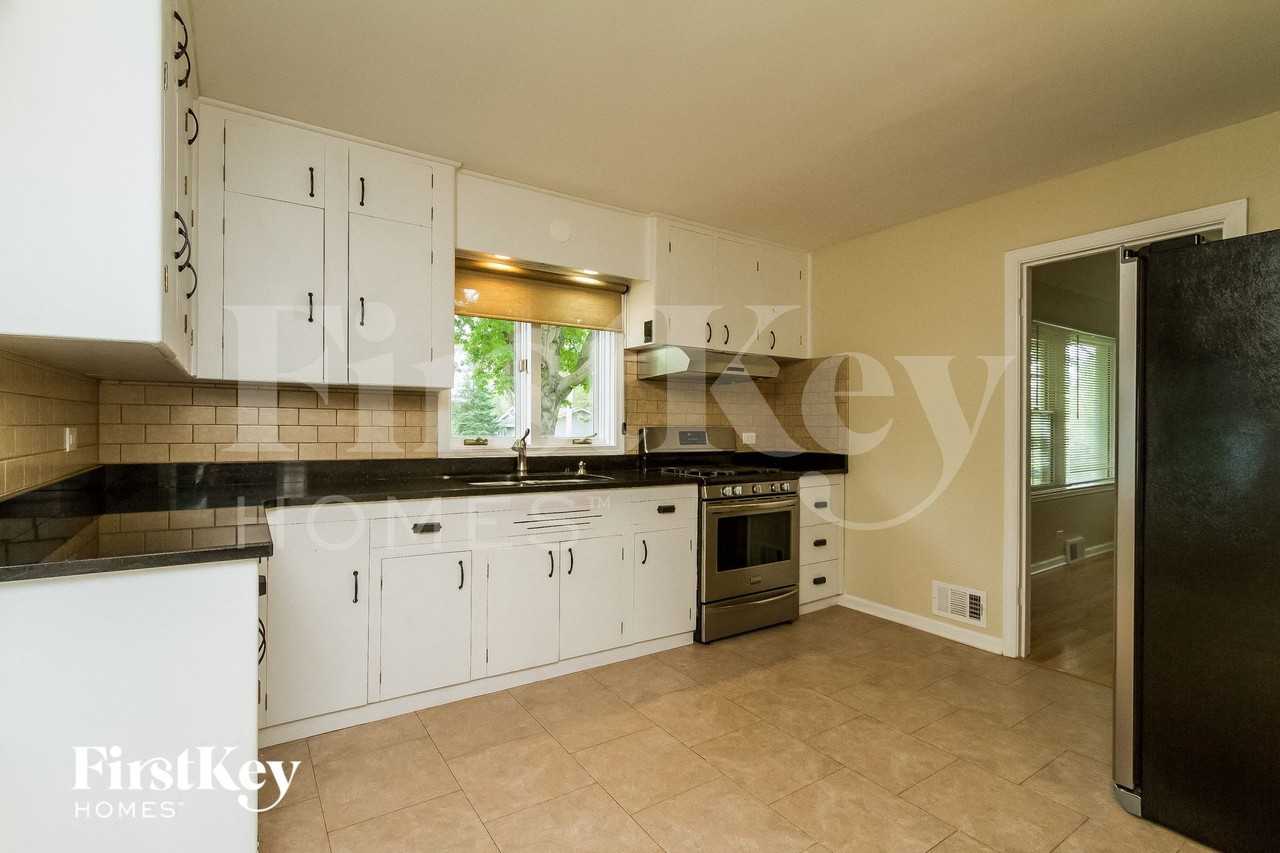 40 2nd St - Photo 5 of 15