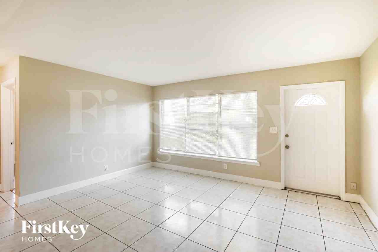 3057 Sw 2nd St - Photo 2 of 20