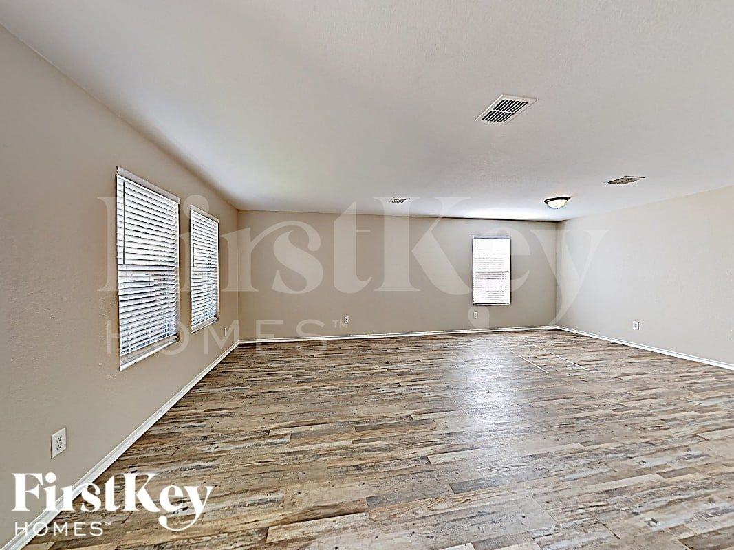 2801 Spencer Cir - Photo 3 of 17