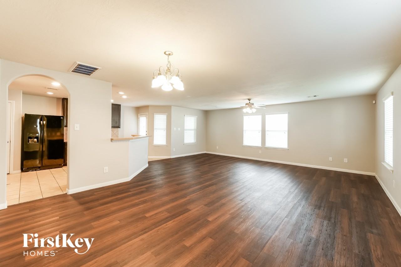 2427 Gianna Way - Photo 5 of 15