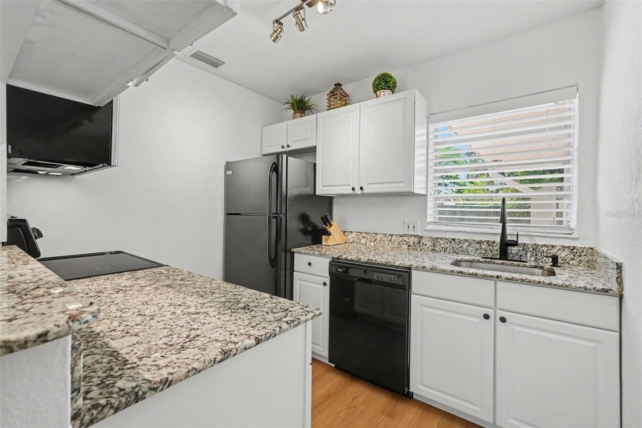 4704 W Lawn Ave - Photo 5 of 17
