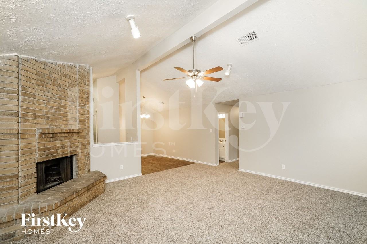 19903 Mountain Dale Dr - Photo 4 of 15