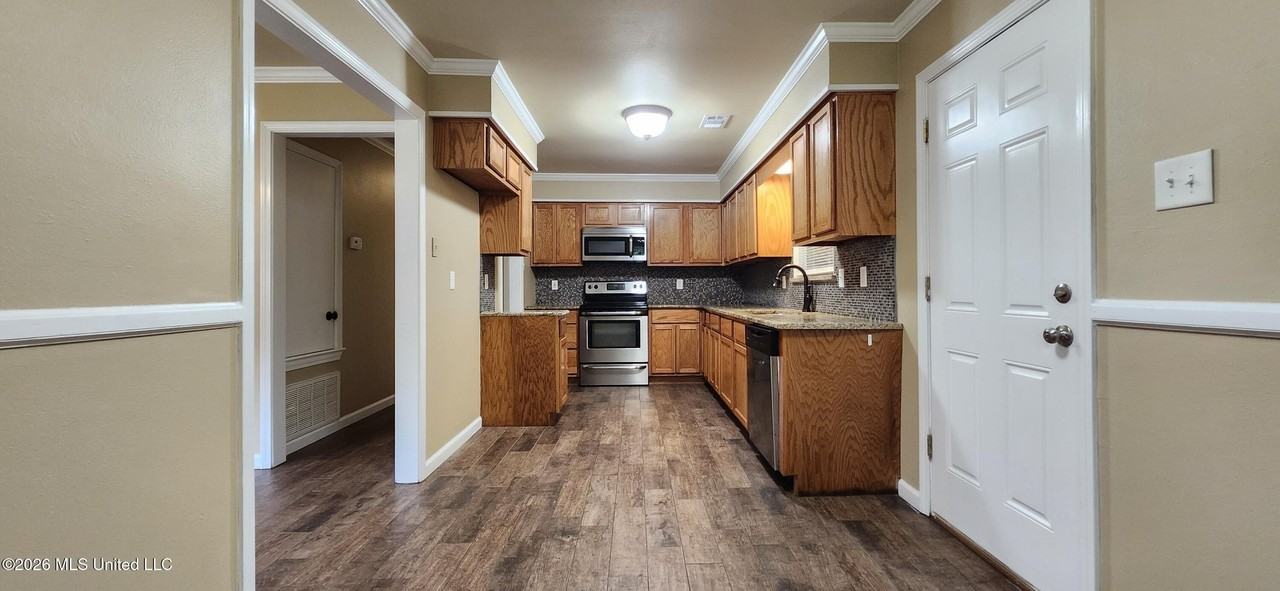 246 Woodland Cir - Photo 4 of 12