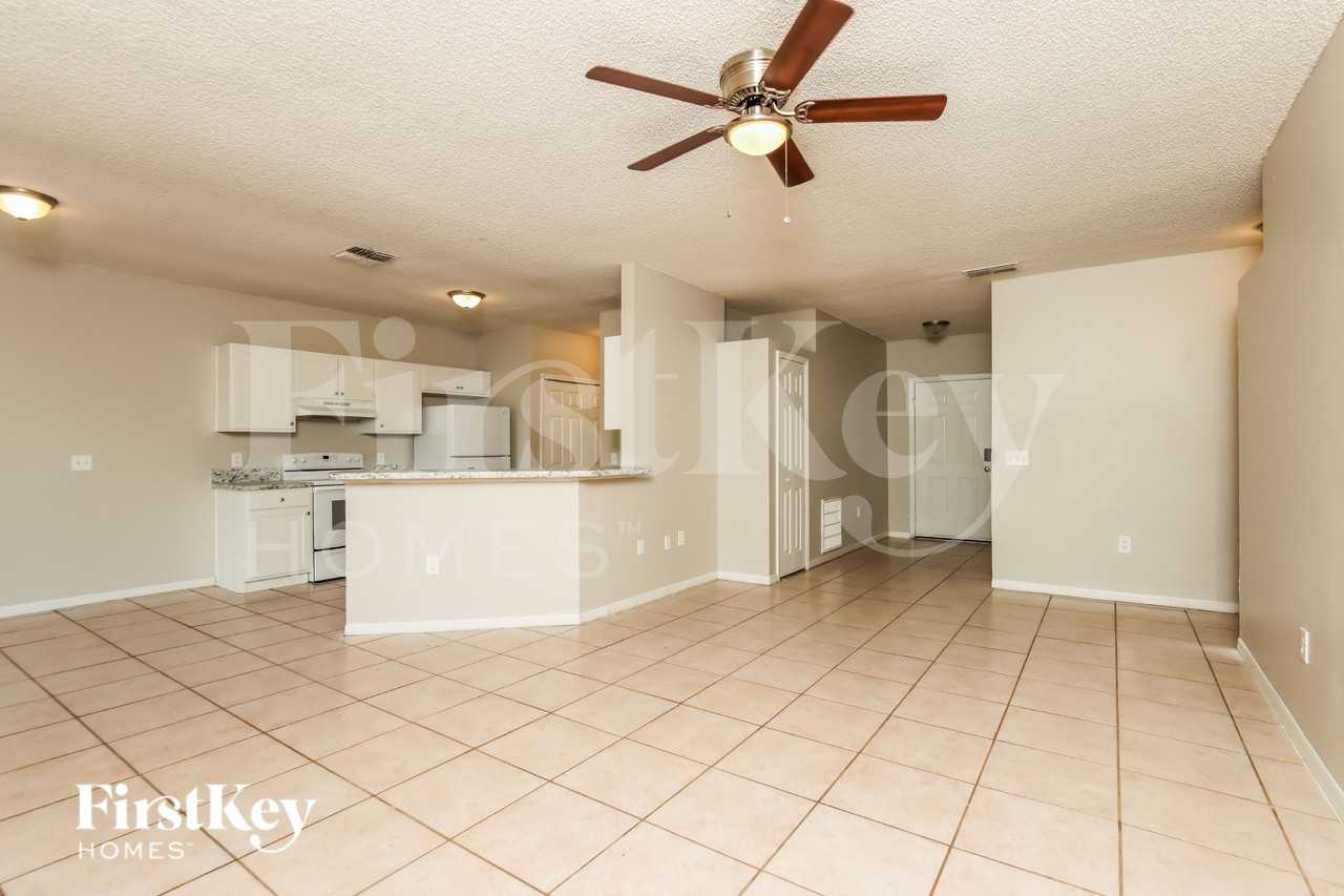 1201 Schumann Dr - Photo 4 of 15