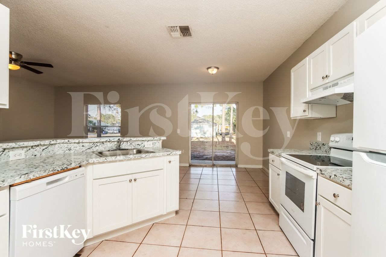 1201 Schumann Dr - Photo 5 of 15