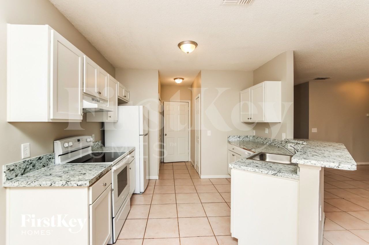 1201 Schumann Dr - Photo 6 of 15