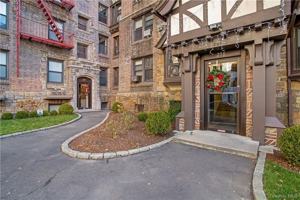 featured image of 250 Martine Ave #4E
