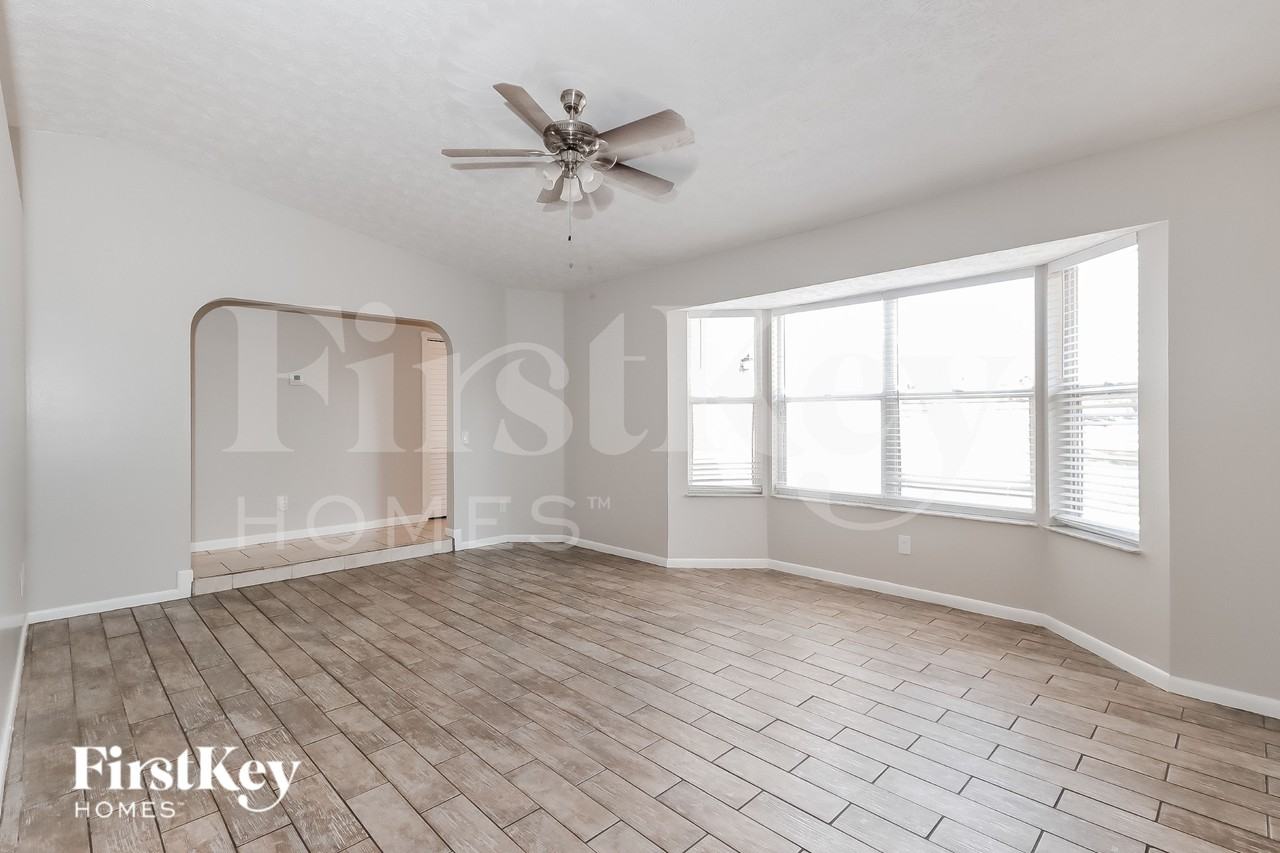 1158 Sw Hunnicut Ave - Photo 3 of 16