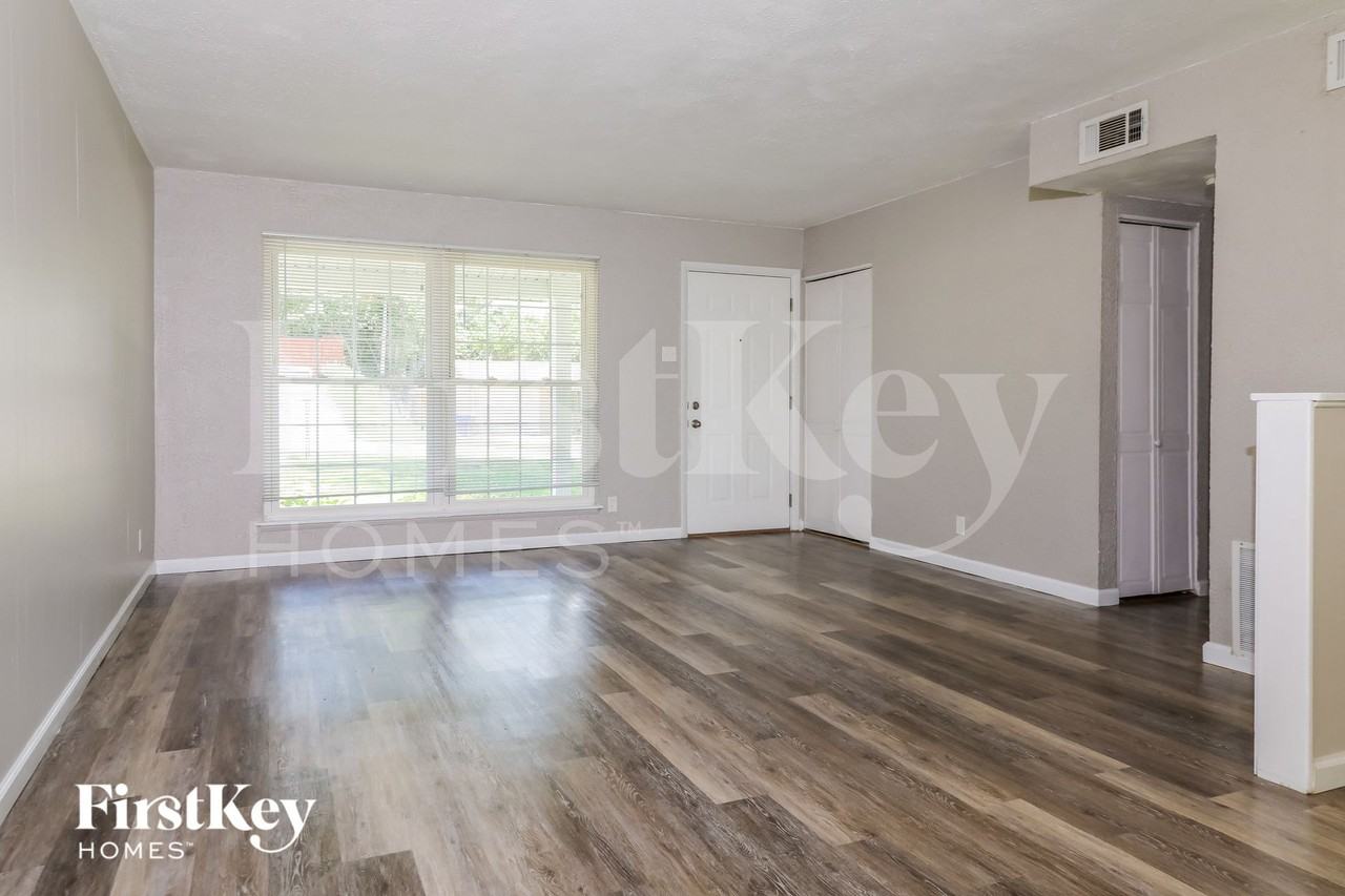 11091 Saxonhall Dr - Photo 3 of 15