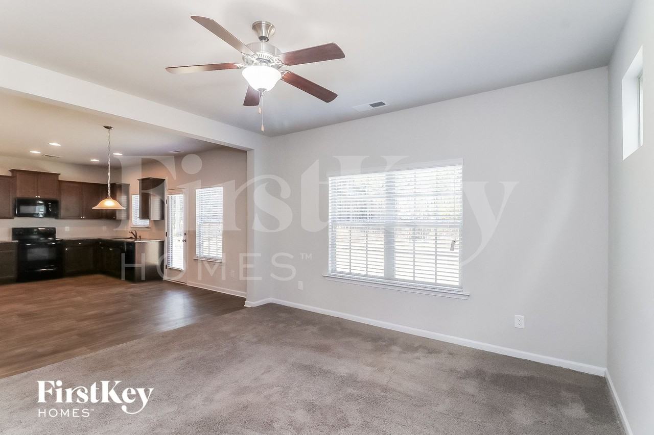 100 Howard Ave - Photo 4 of 15