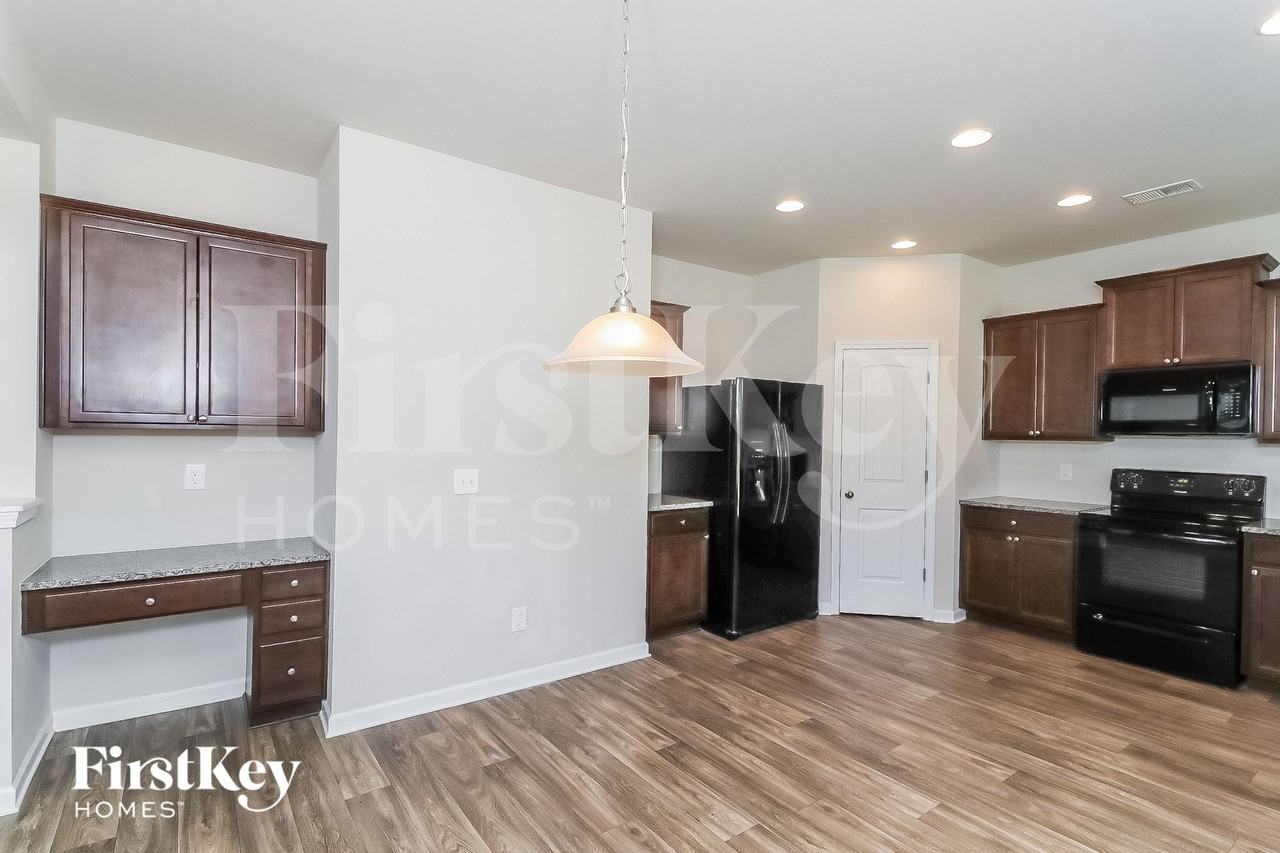 100 Howard Ave - Photo 5 of 15