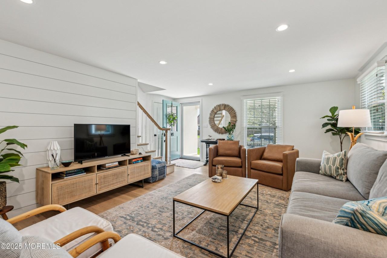 242 Osborne Ave - Photo 6 of 25