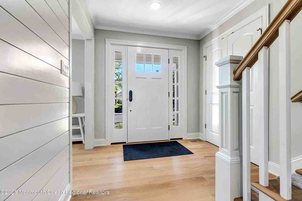 211 Monroe Ave - Photo 5 of 46