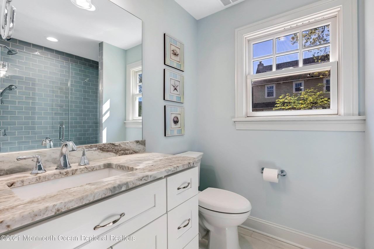 211 Monroe Ave - Photo 7 of 46