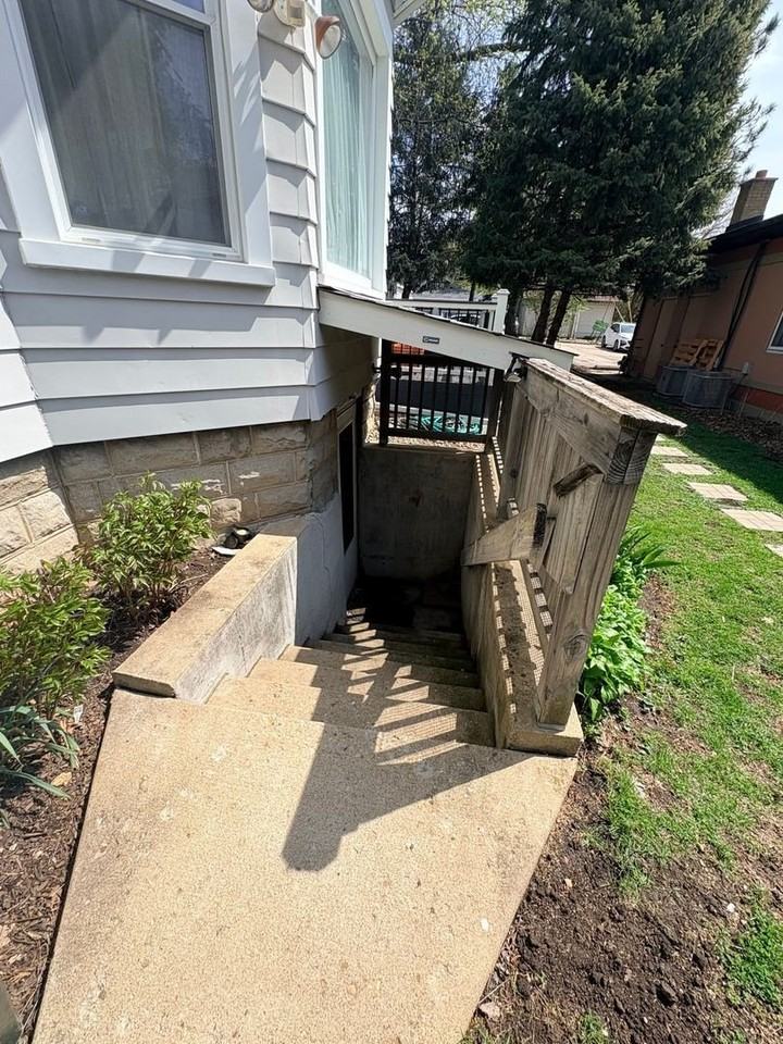 512 N Center St - Photo 2 of 11
