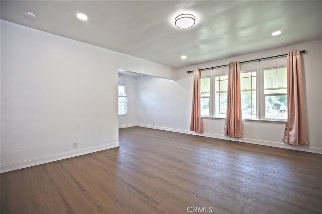 405 W Wells St - Photo 4 of 15