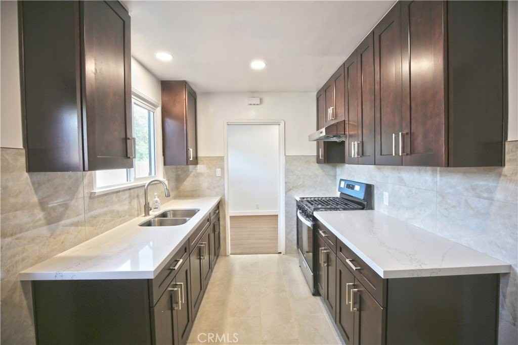 405 W Wells St - Photo 6 of 15