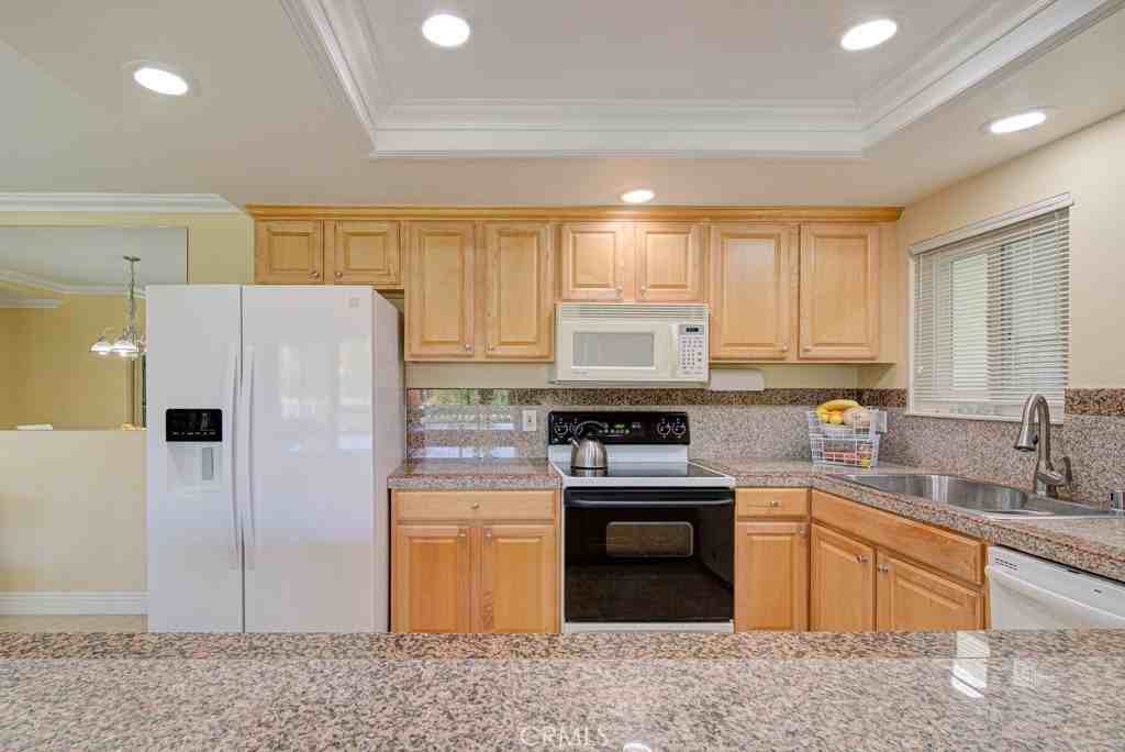 829 Via Alhambra #Q - Photo 5 of 18
