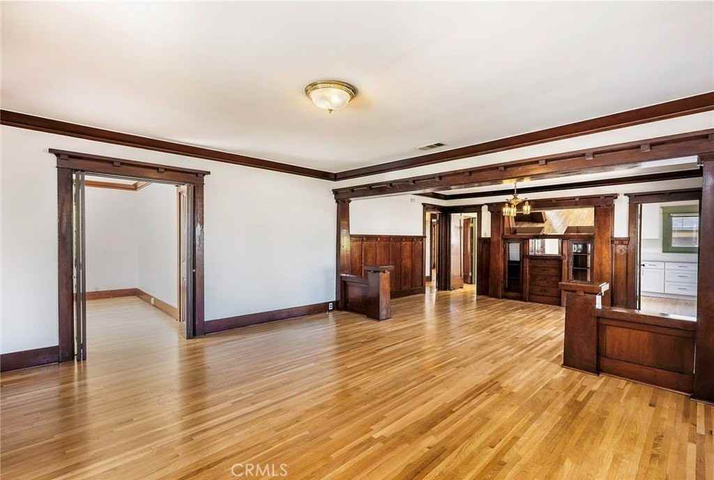 2515 E 4th St - Photo 4 of 29