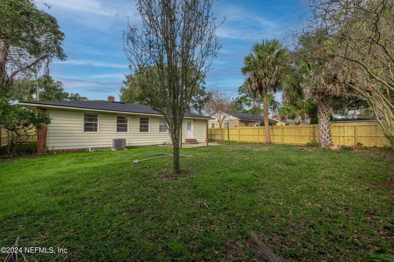 4343 Pinewood Ave - Photo 7 of 39