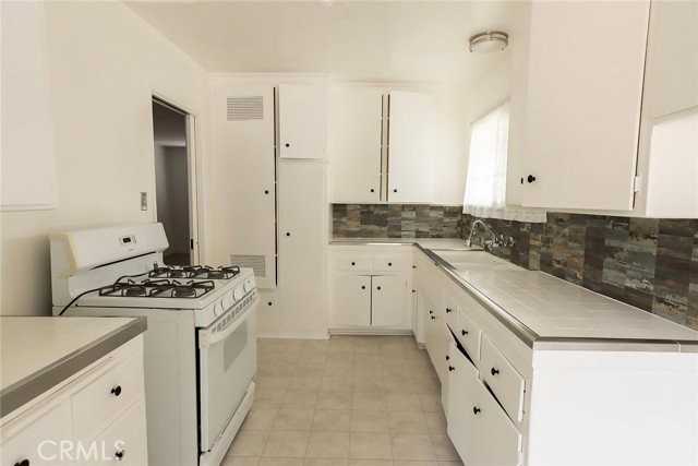 22010 Ocean Ave - Photo 3 of 8