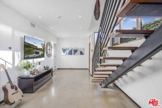 661 Broadway St - Photo 3 of 8