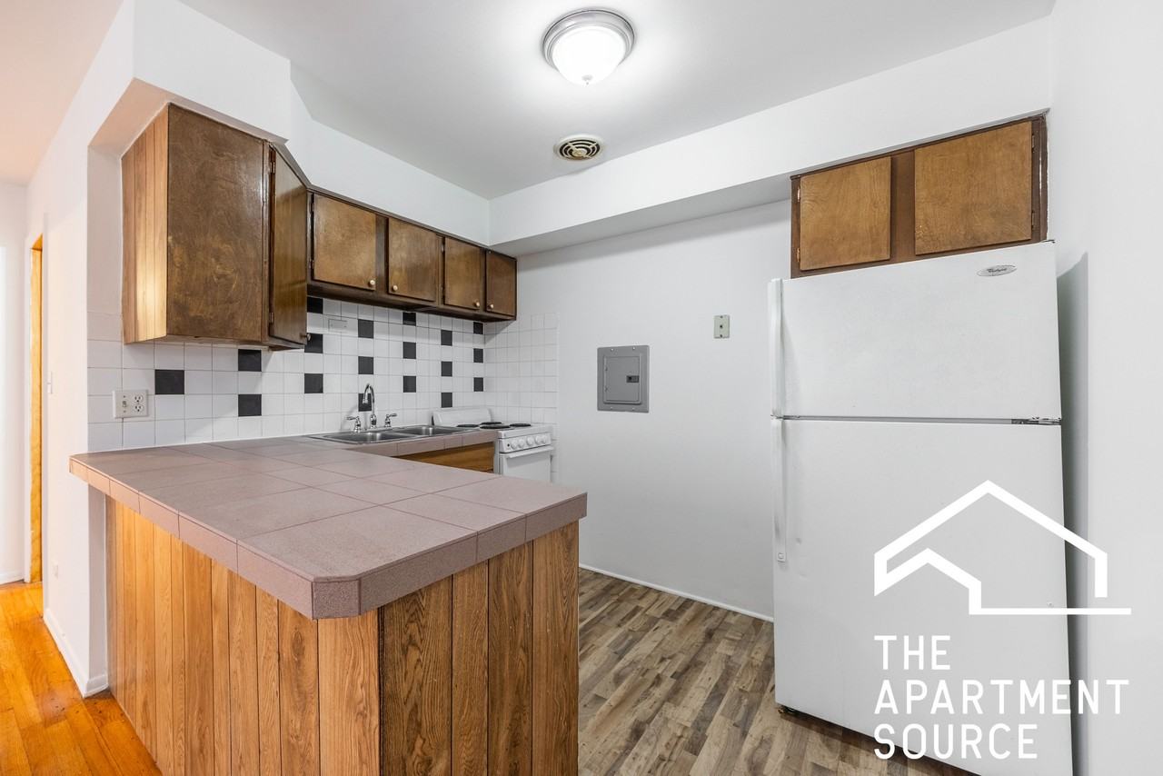 6250 N Kenmore Ave #404 - Photo 2 of 11