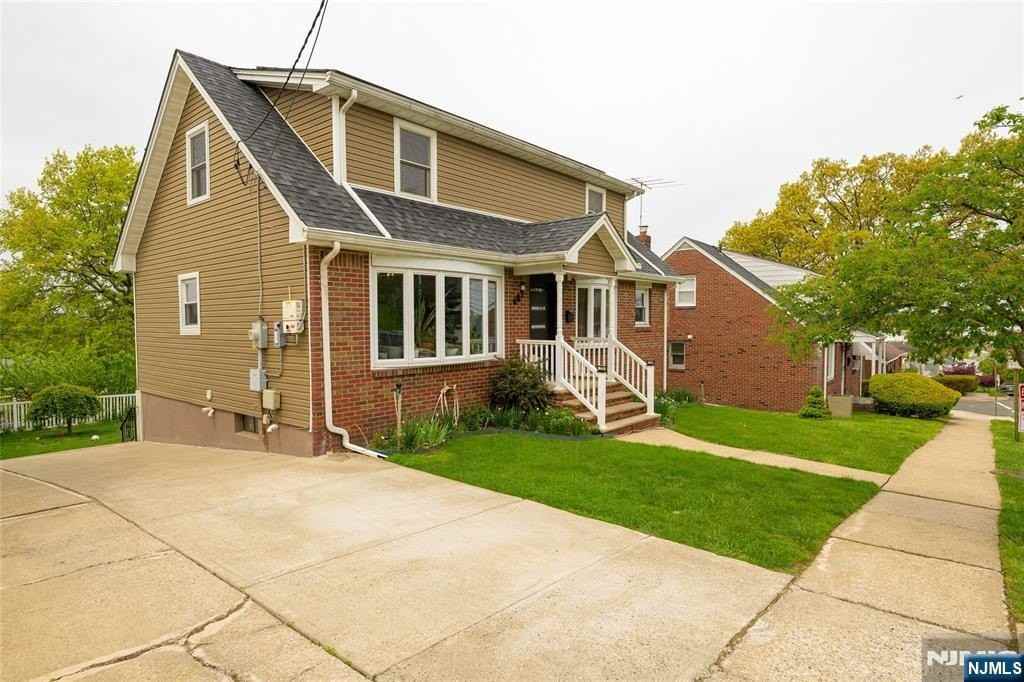 487 Macarthur Ave - Photo 2 of 28