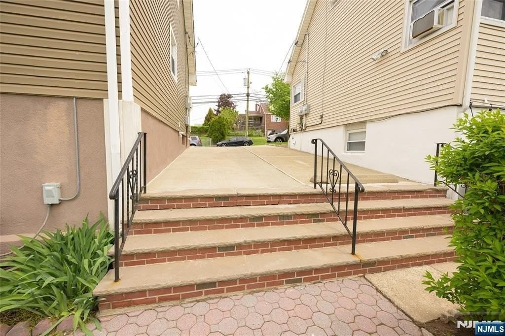 487 Macarthur Ave - Photo 3 of 28