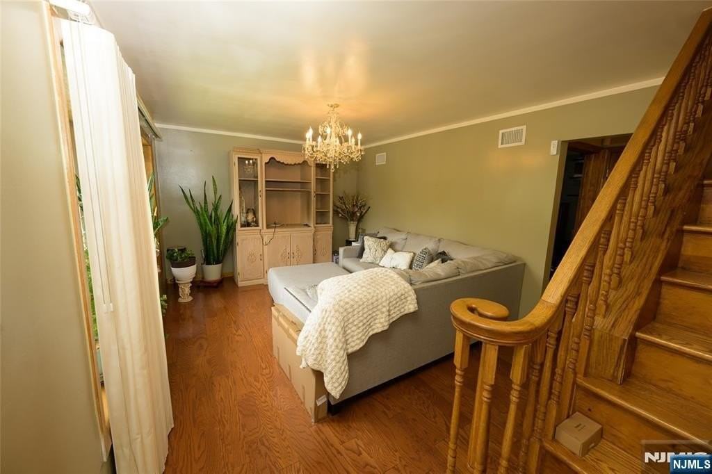 487 Macarthur Ave - Photo 4 of 28