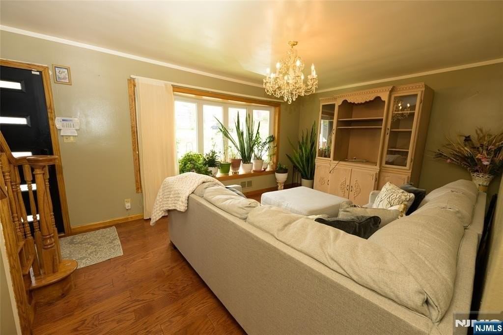 487 Macarthur Ave - Photo 5 of 28