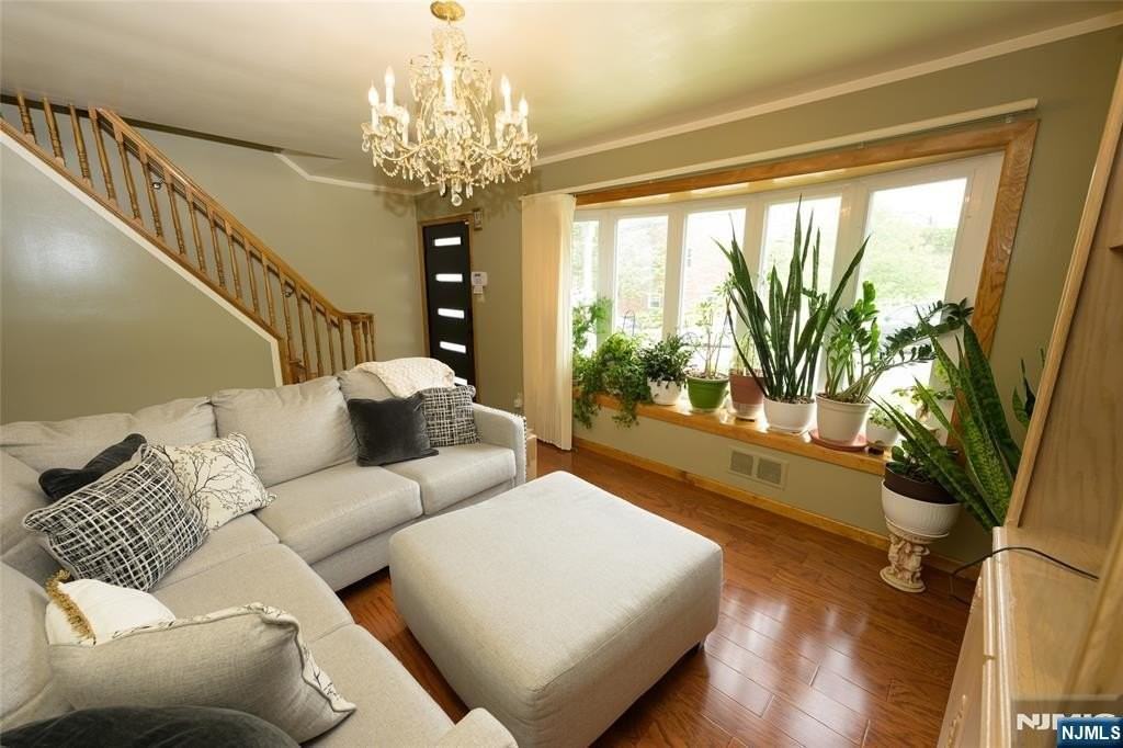 487 Macarthur Ave - Photo 6 of 28