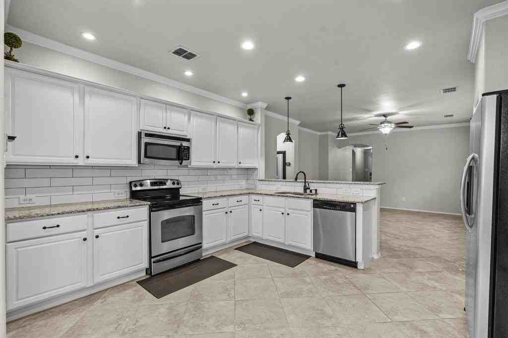 9005 Holliday Ln - Photo 7 of 15