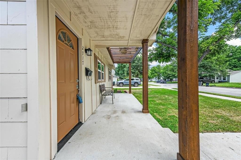2717 Townsend Dr - Photo 4 of 39