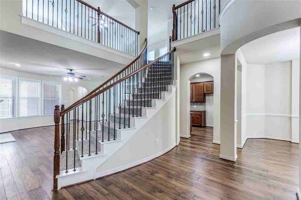 11233 Seguin Dr - Photo 4 of 35