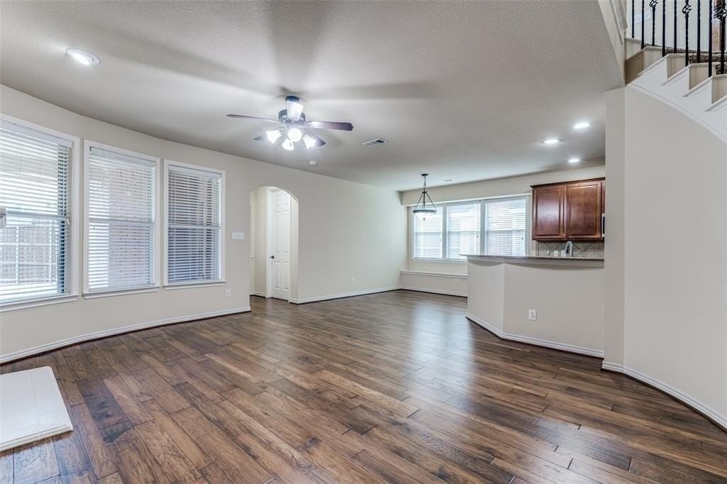 11233 Seguin Dr - Photo 6 of 35
