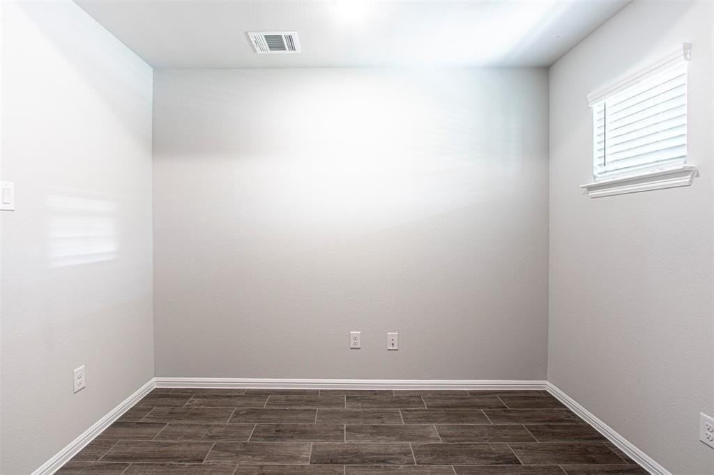 7108 Calshot Rd - Photo 4 of 28