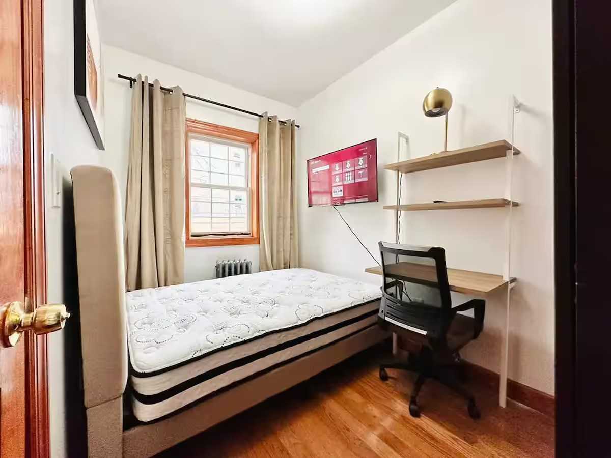 Private Bedroom in 4 Bedroom/2 Bathroom Home - Photo 6 of 6