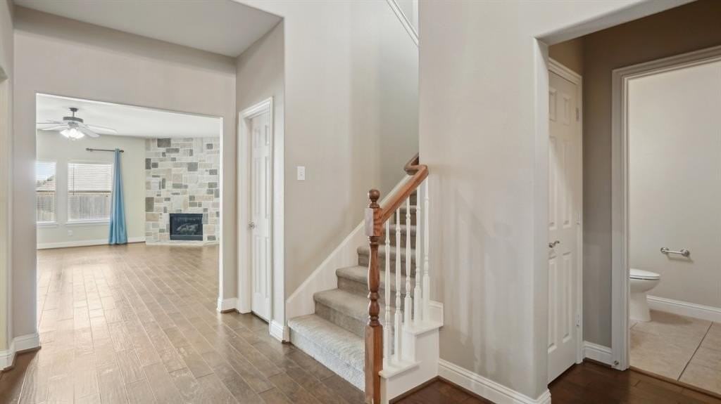313 Country Lakes Dr - Photo 4 of 40
