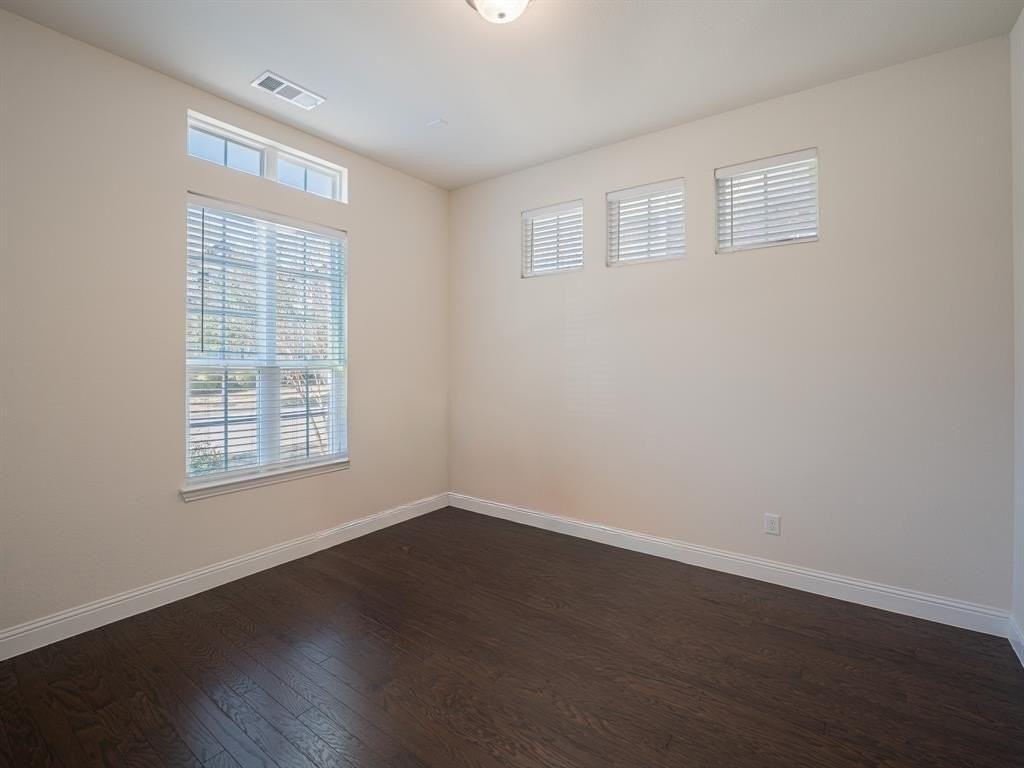 7005 Royal View Dr - Photo 4 of 30