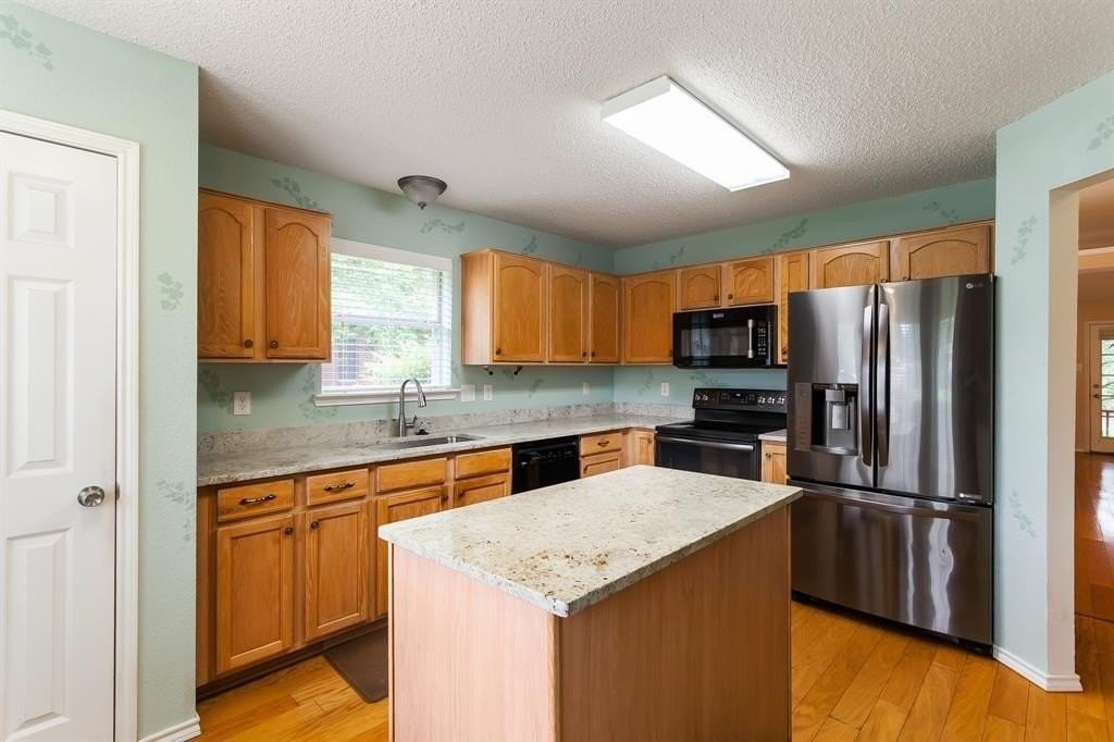 366 Dalhart Dr - Photo 3 of 15