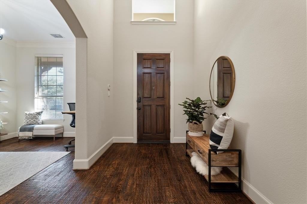 924 Lairds Ln - Photo 4 of 40