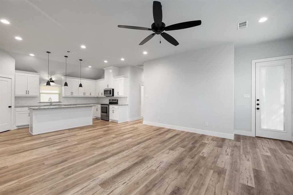 400 Leuty St - Photo 5 of 25