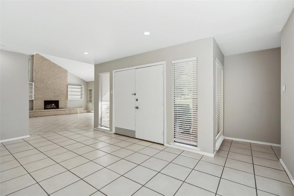 17015 Graystone Dr - Photo 4 of 19