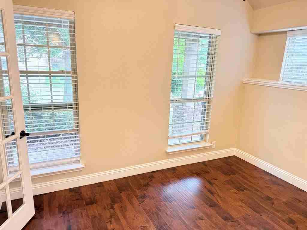 1114 Haskell Dr - Photo 4 of 30