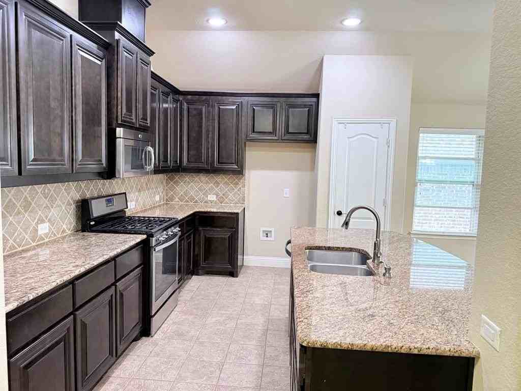 1114 Haskell Dr - Photo 6 of 30