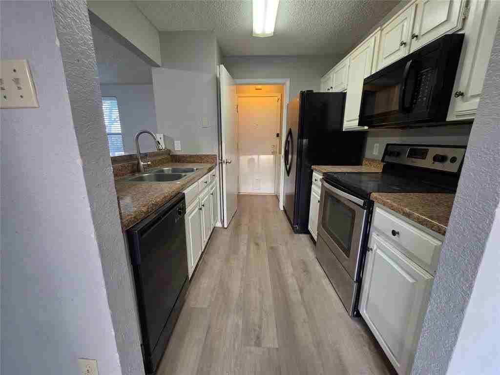 1731 Cliffcrest Dr - Photo 4 of 17
